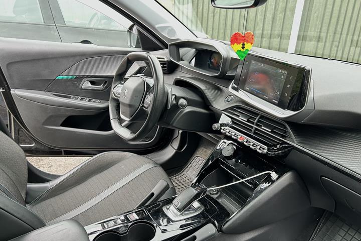 Sort Peugeot 208 fra 2020