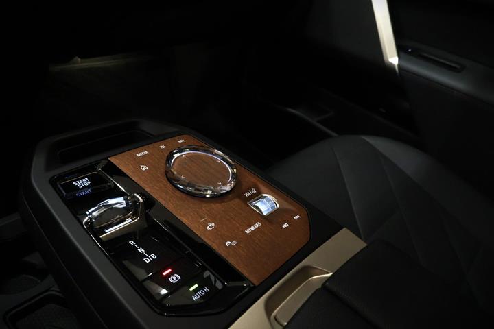 Sort BMW iX fra 2023