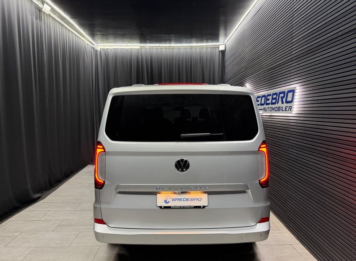 Sølv VW e-Caravelle fra 2025