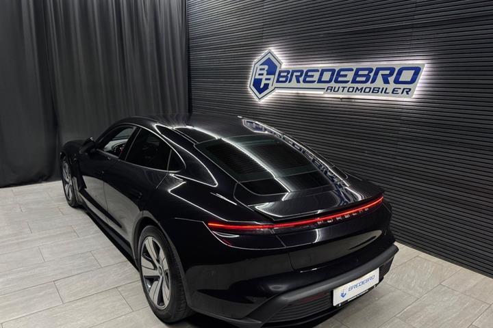 Sort Porsche Taycan fra 2023