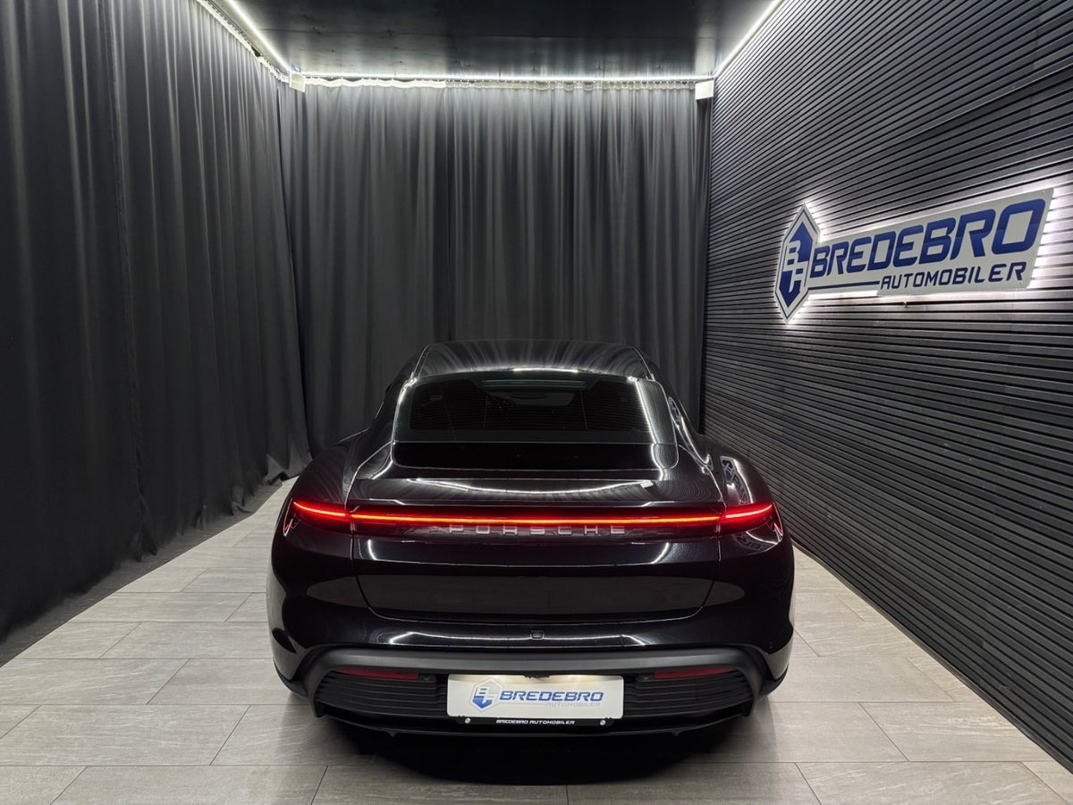 Sort Porsche Taycan fra 2023