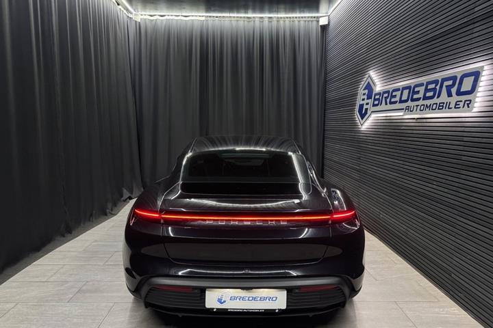 Sort Porsche Taycan fra 2023