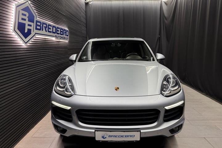 Sølv Porsche Cayenne fra 2017