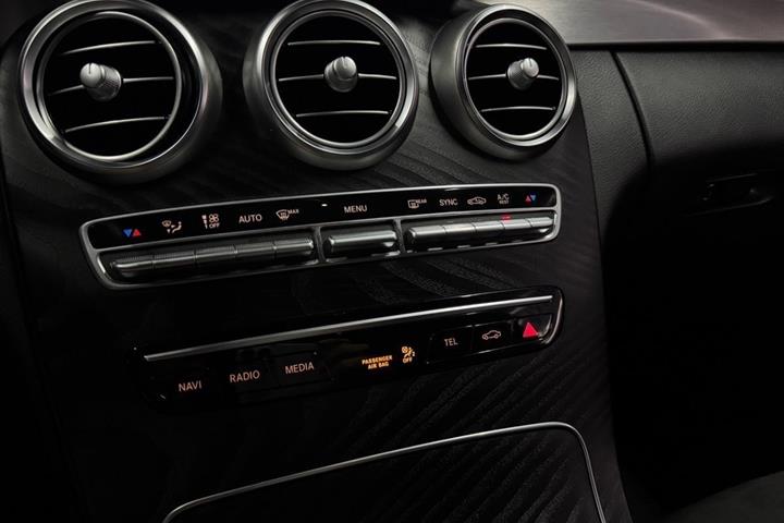 Blå Mercedes C220 d fra 2019
