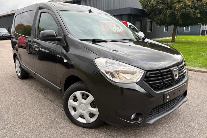 Sort Dacia Dokker fra 2018 set udefra