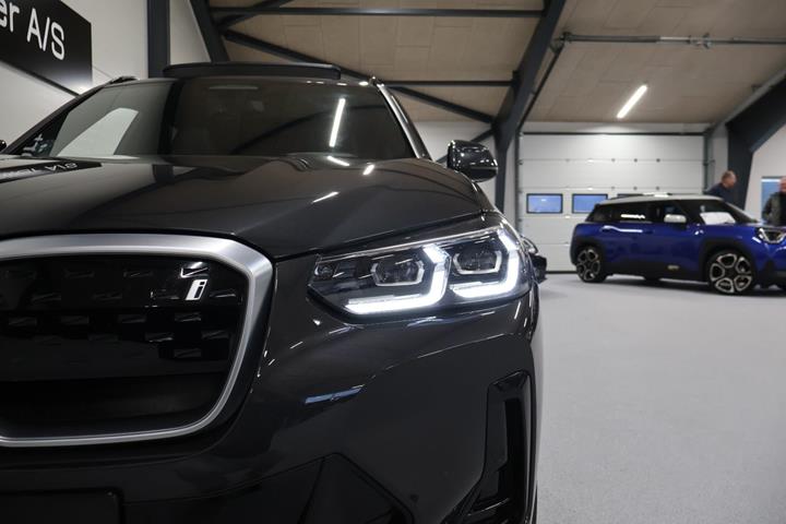 Grå BMW iX3 fra 2023