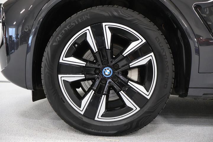 Grå BMW iX3 fra 2023