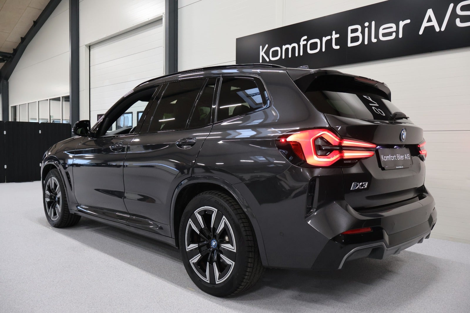 Grå BMW iX3 fra 2023