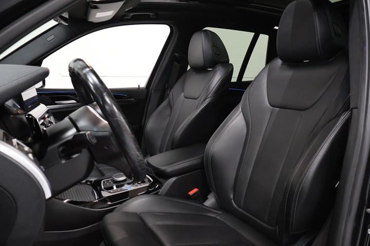 Grå BMW iX3 fra 2023