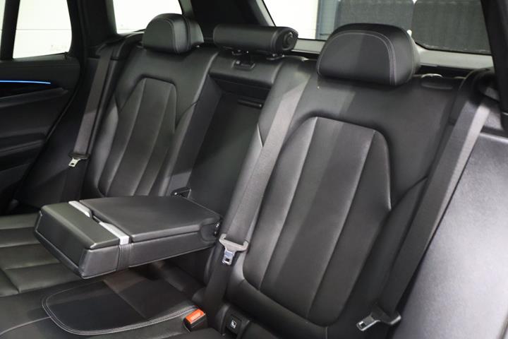 Grå BMW iX3 fra 2023
