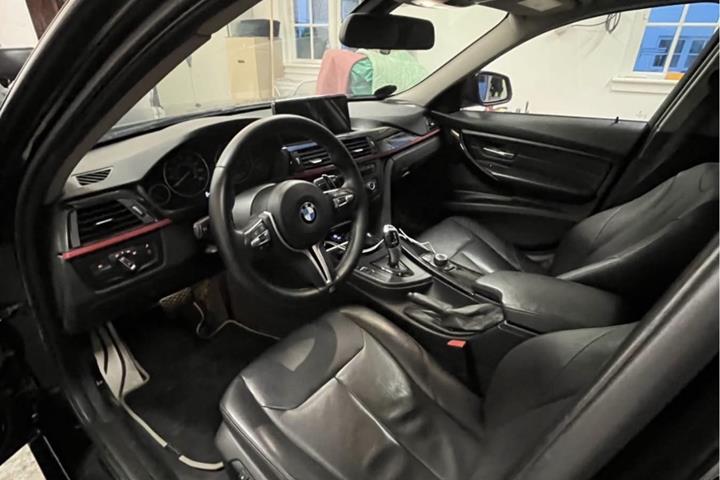 Sort BMW 328 fra 2013