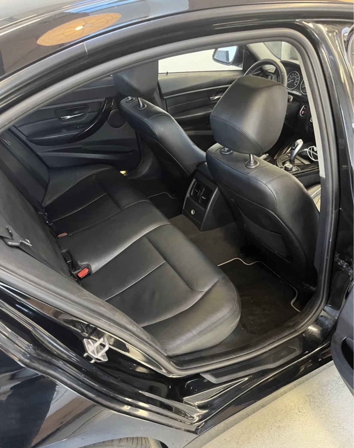 Sort BMW 328 fra 2013