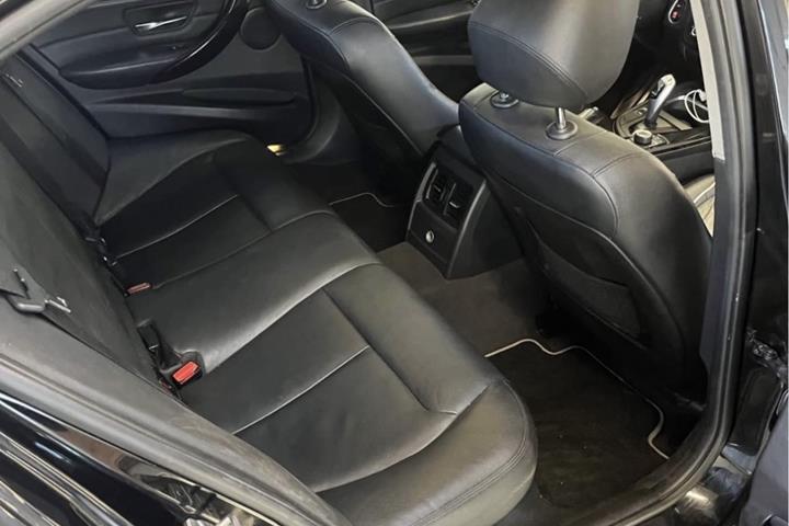 Sort BMW 328 fra 2013