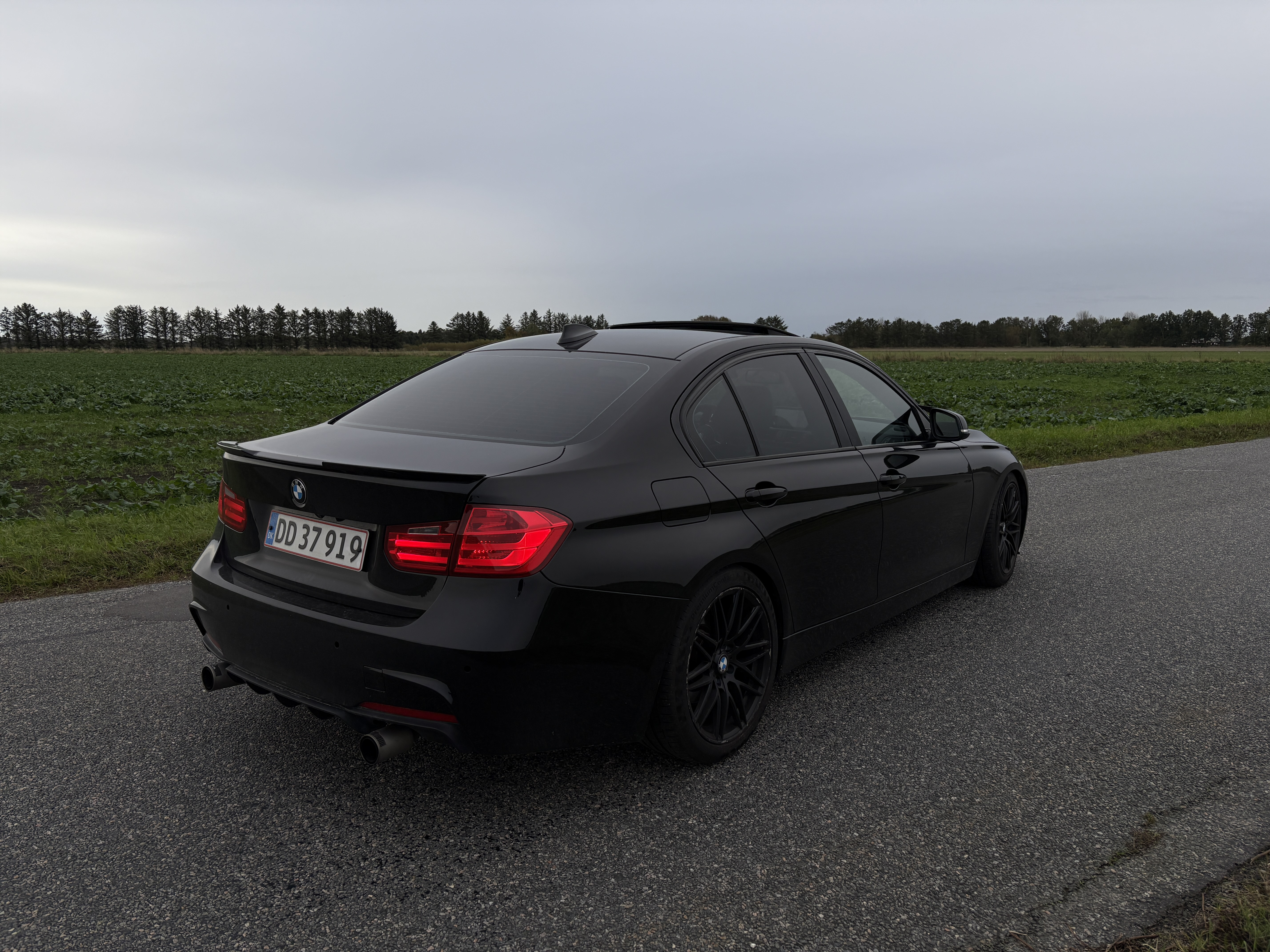 Sort BMW 328 fra 2013