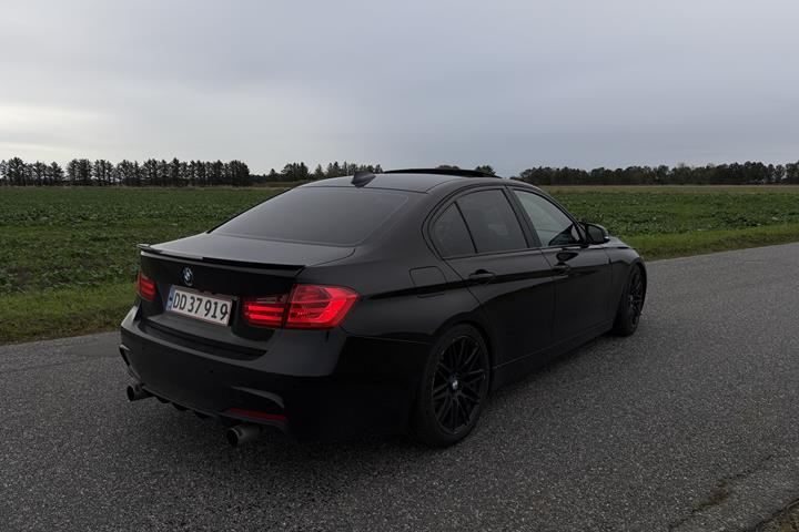 Sort BMW 328 fra 2013