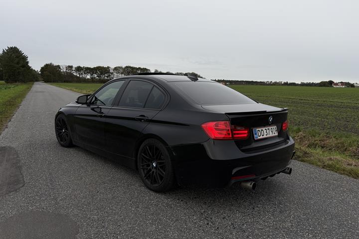 Sort BMW 328 fra 2013