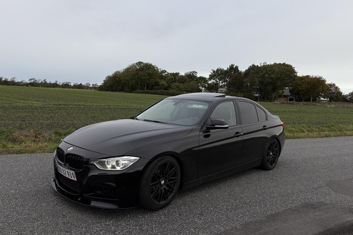 Sort BMW 328 fra 2013