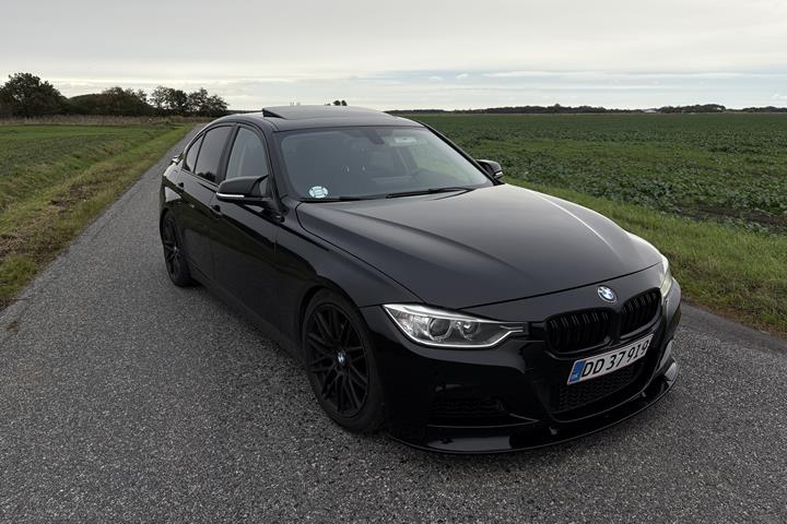 Sort BMW 328 fra 2013