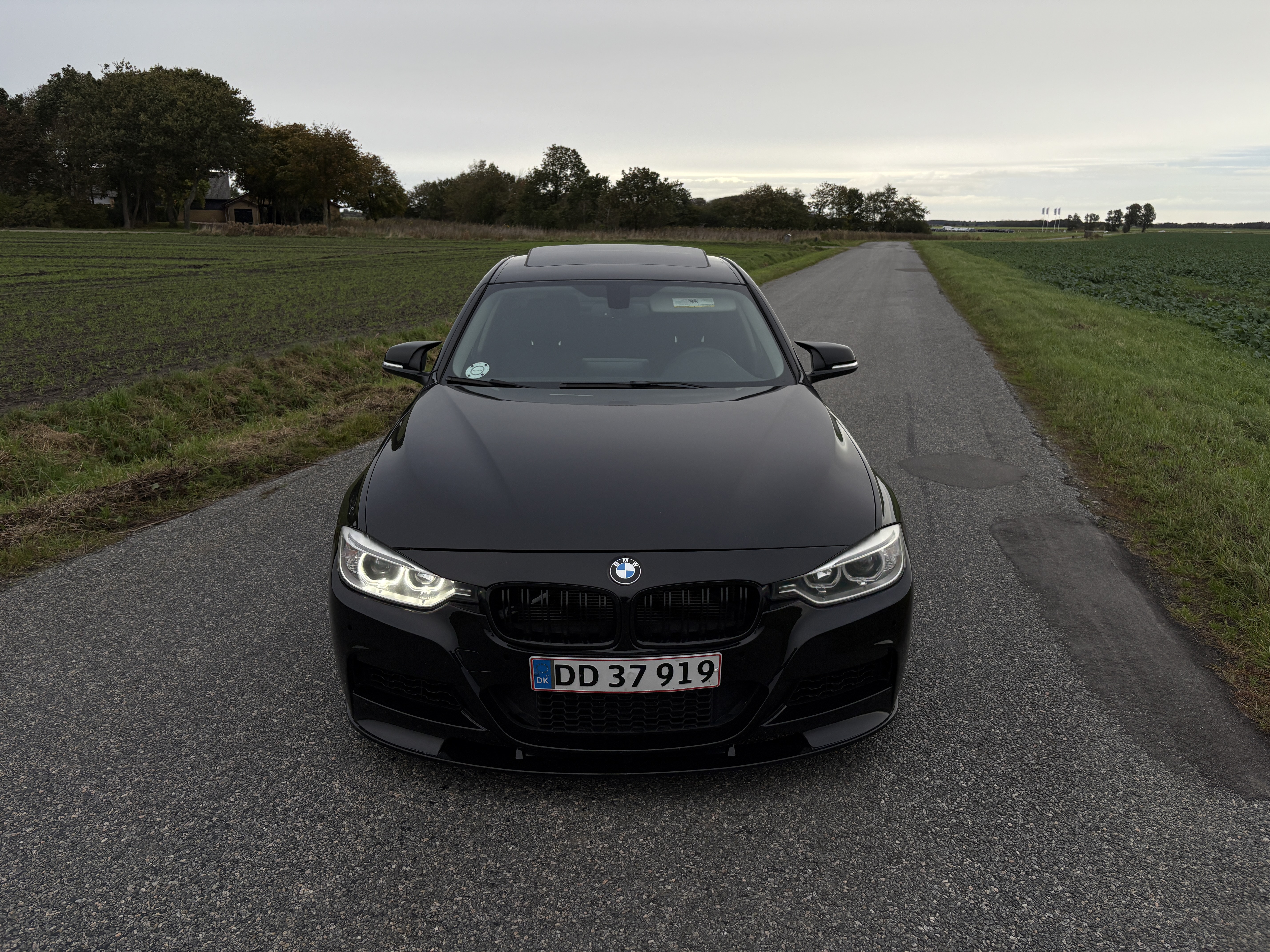 Sort BMW 328 fra 2013