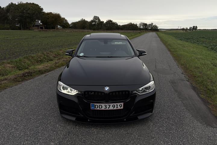 Sort BMW 328 fra 2013