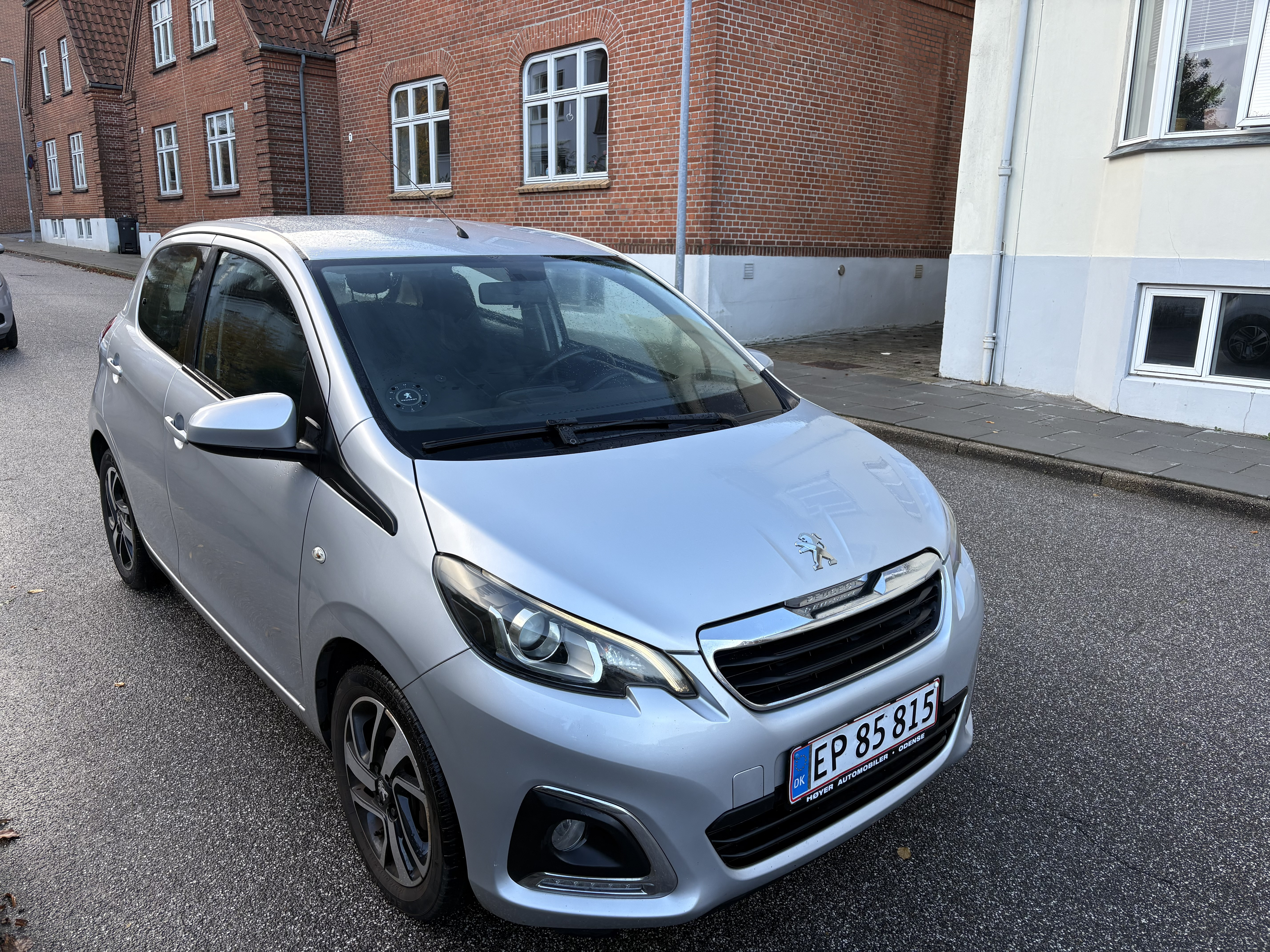 Grå Peugeot 108 fra 2016