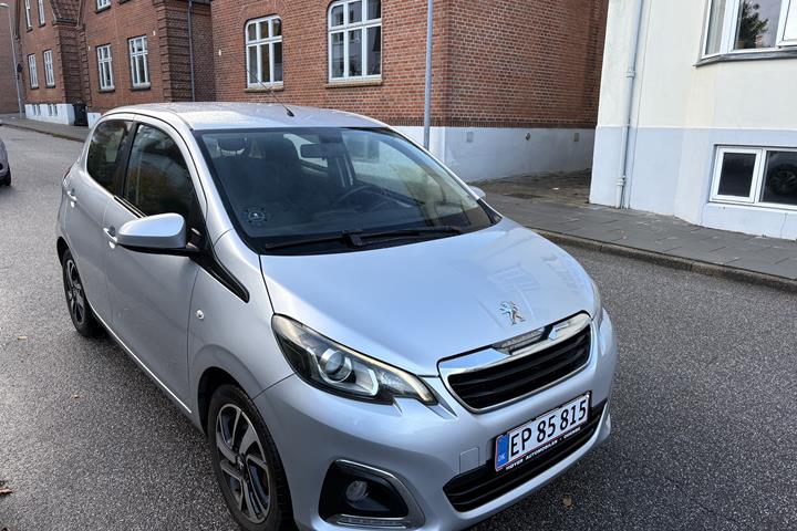 Grå Peugeot 108 fra 2016