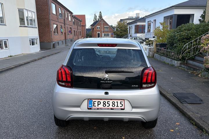 Grå Peugeot 108 fra 2016