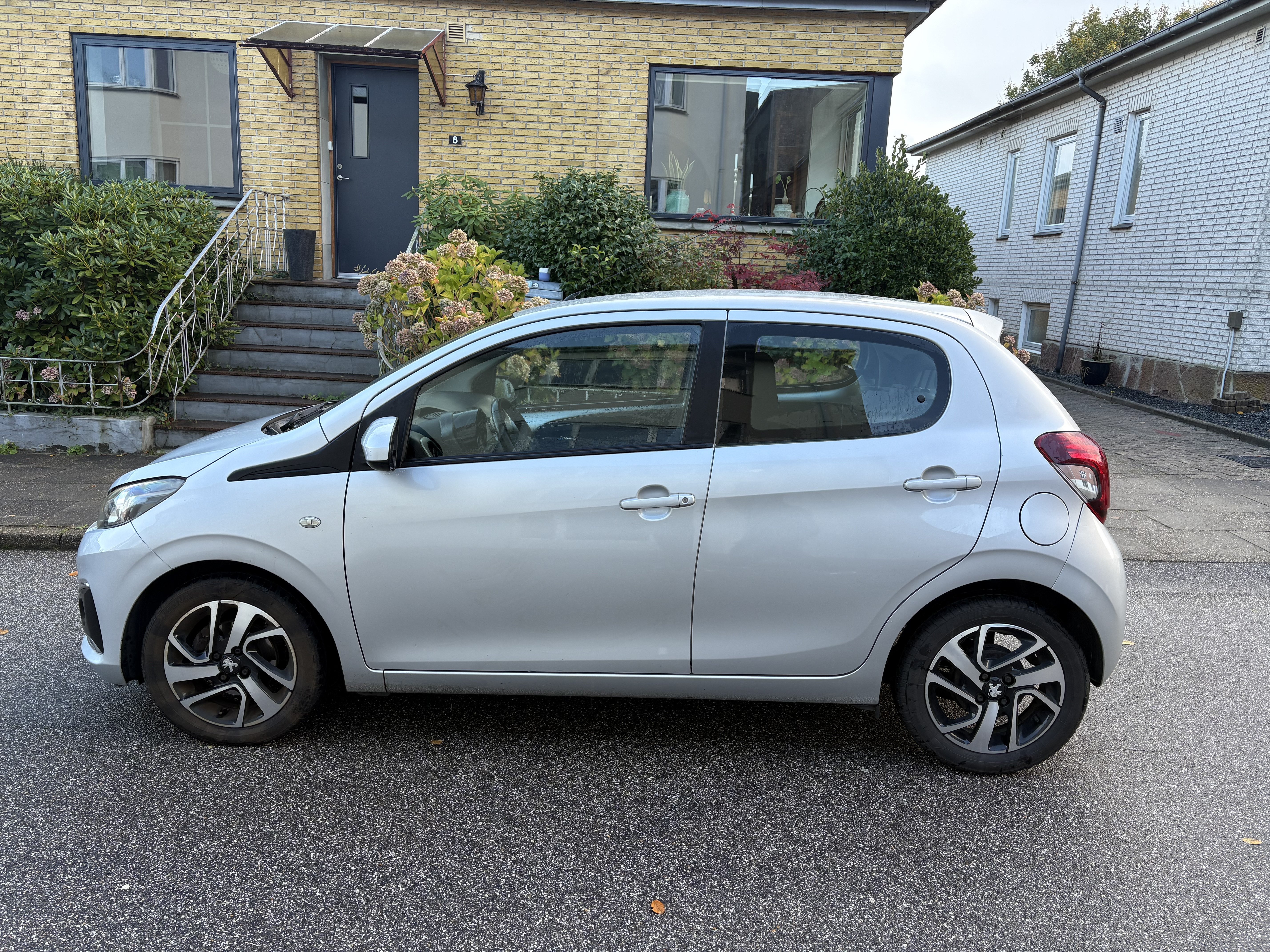 Grå Peugeot 108 fra 2016