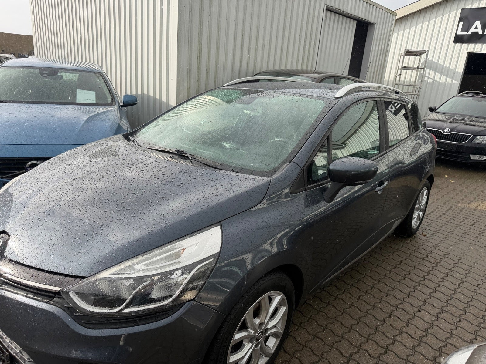 Grå Renault Clio IV fra 2016