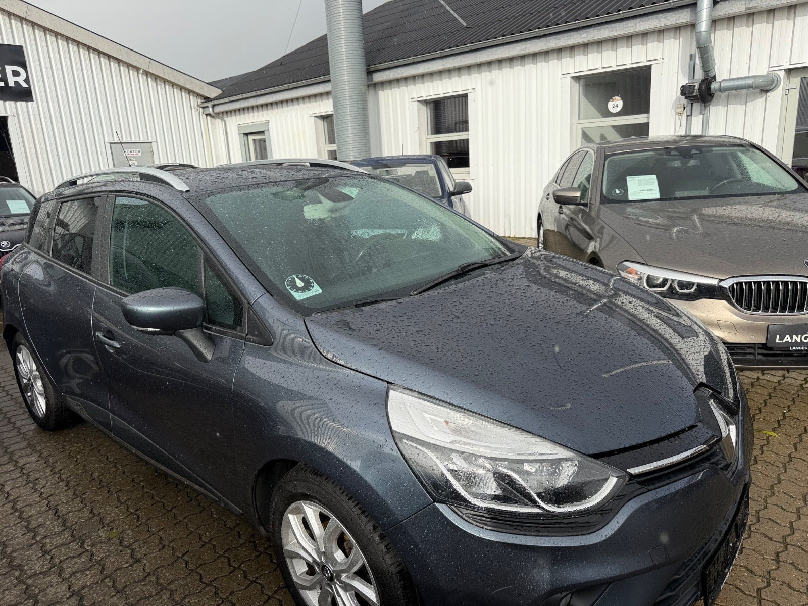 Grå Renault Clio IV fra 2016