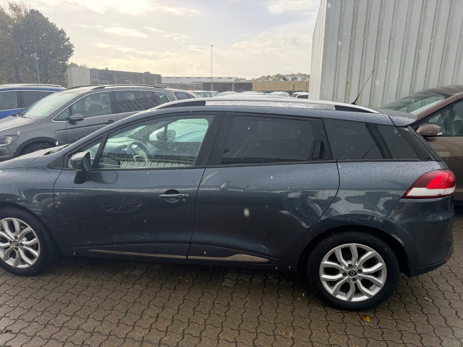 Grå Renault Clio IV fra 2016