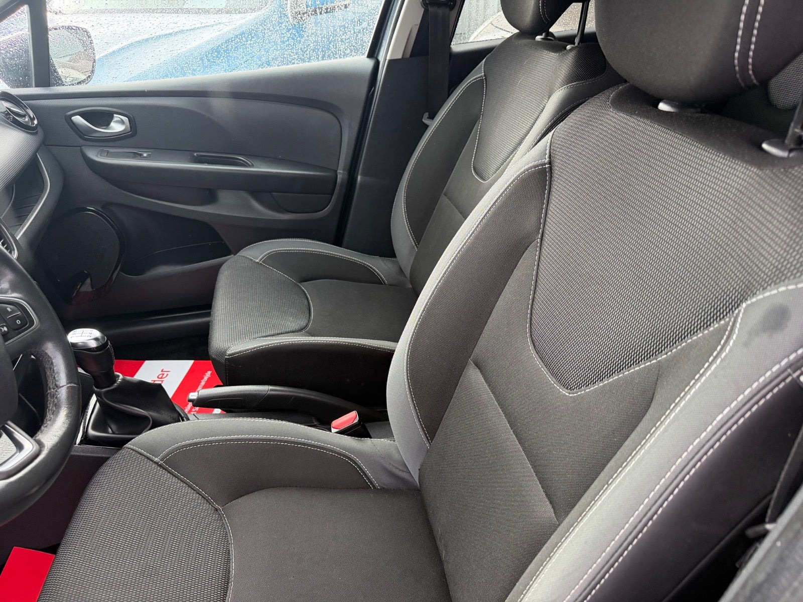 Grå Renault Clio IV fra 2016