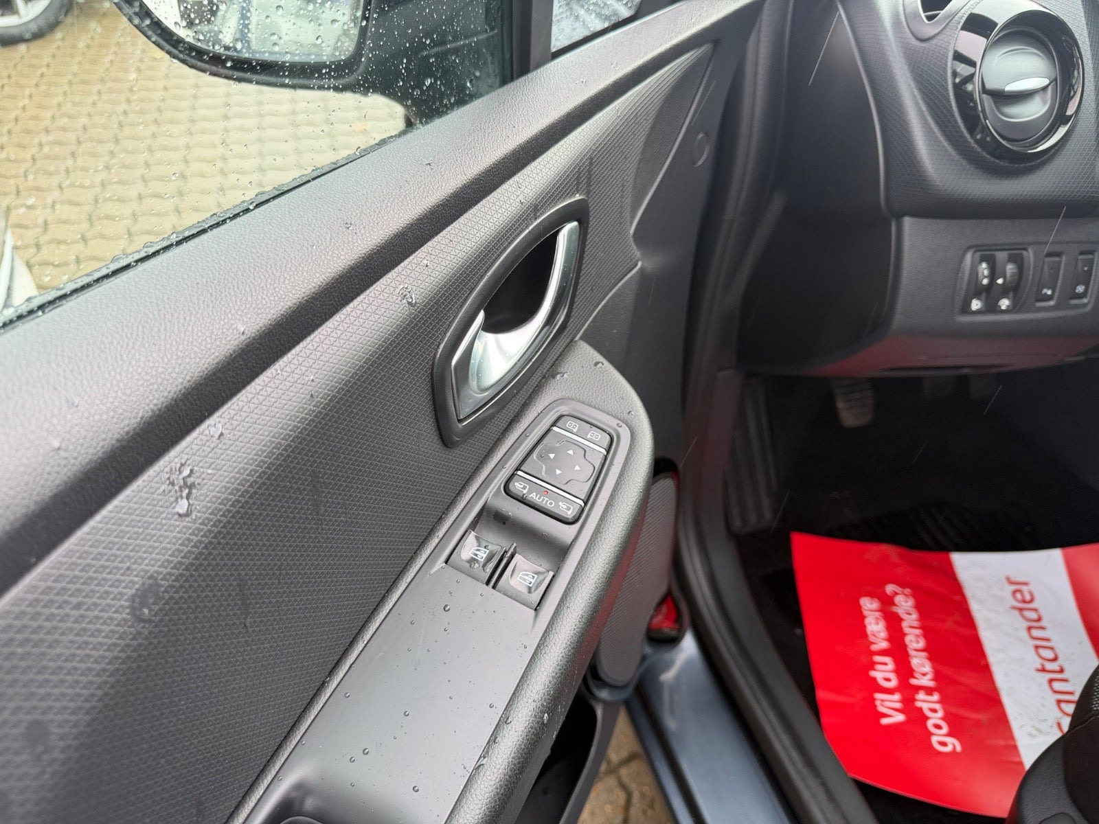 Grå Renault Clio IV fra 2016