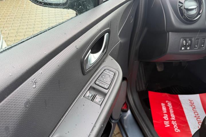 Grå Renault Clio IV fra 2016