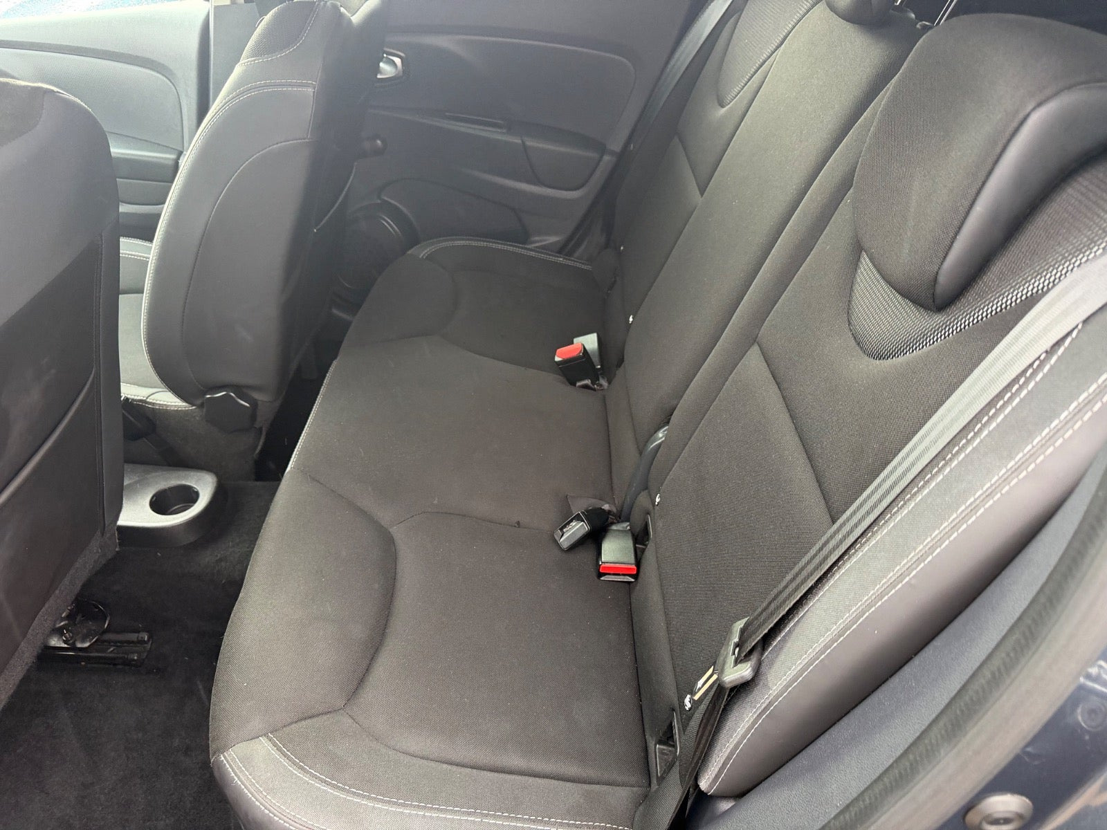 Grå Renault Clio IV fra 2016