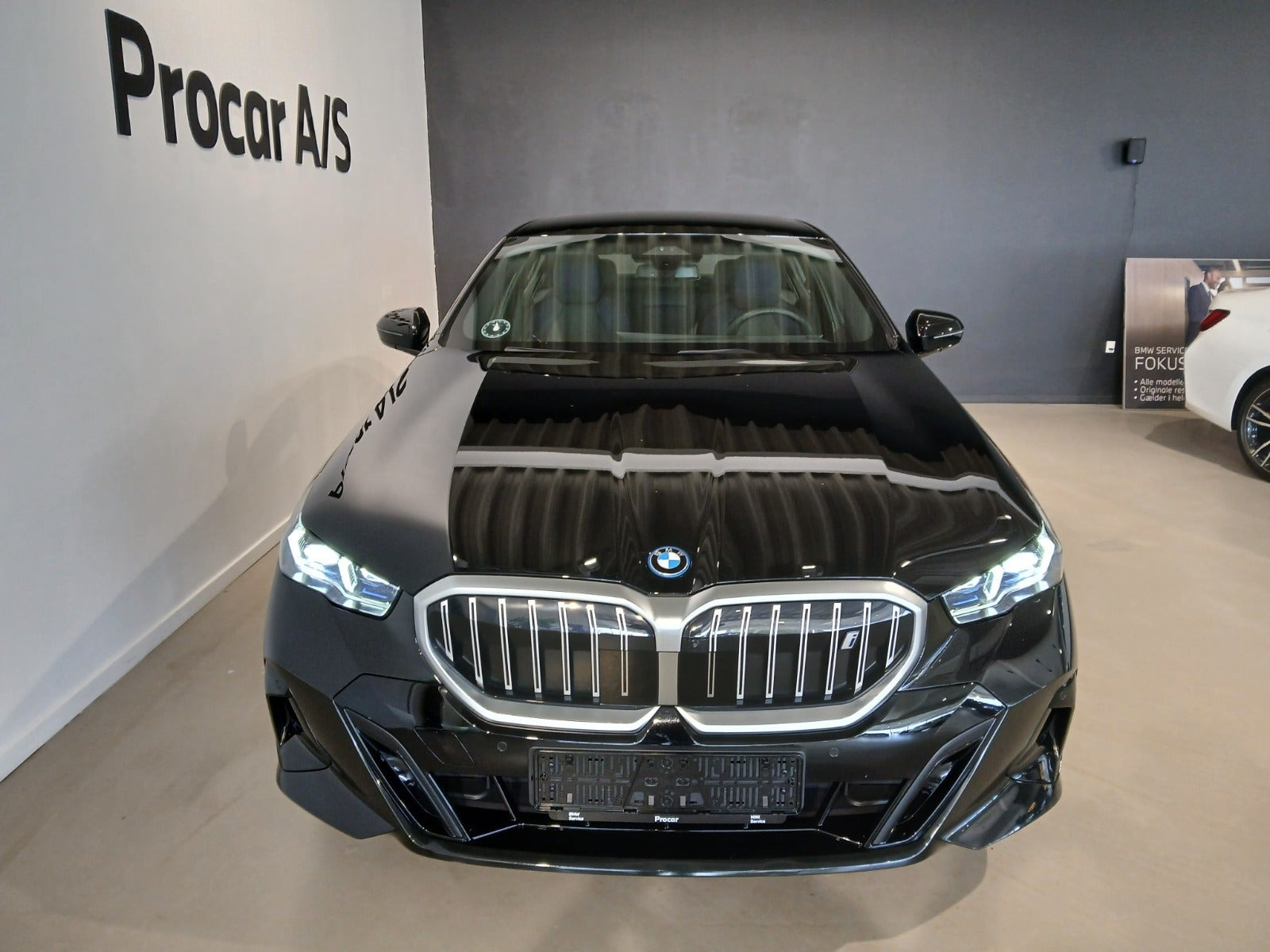 Sort BMW i5 fra 2025