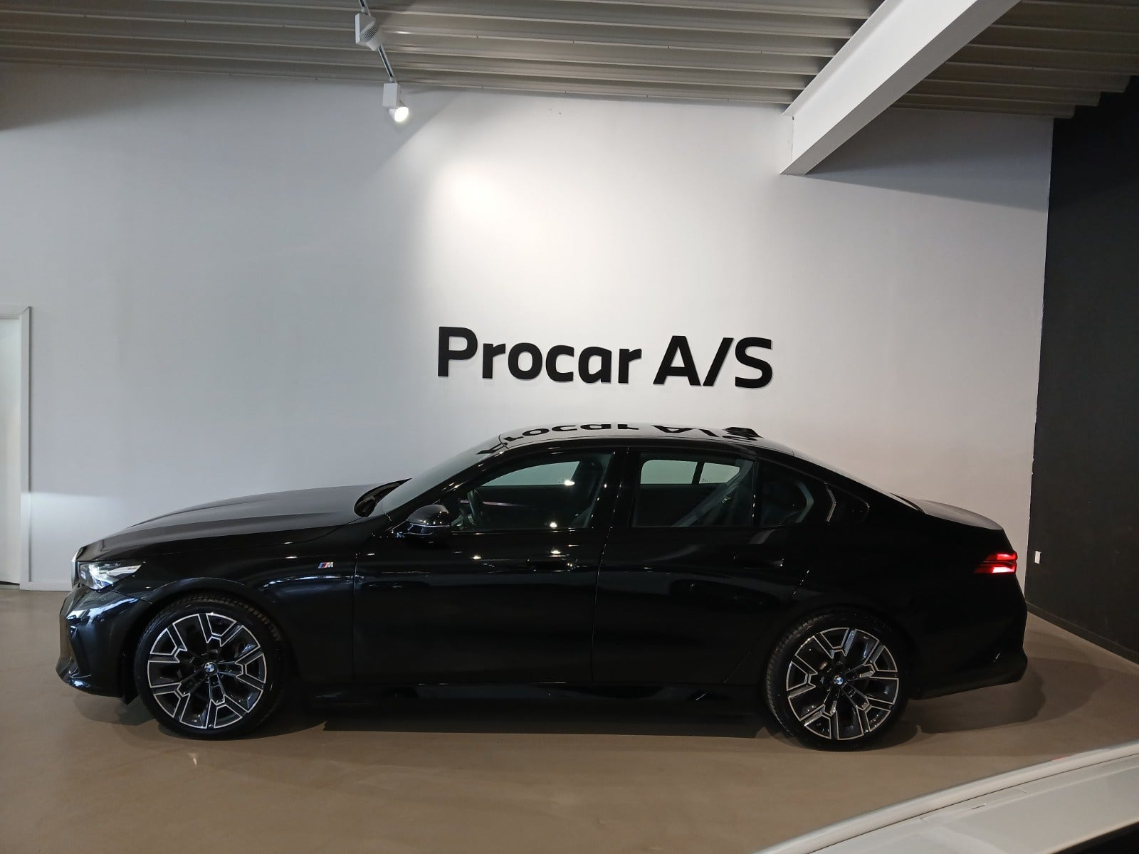 Sort BMW i5 fra 2025