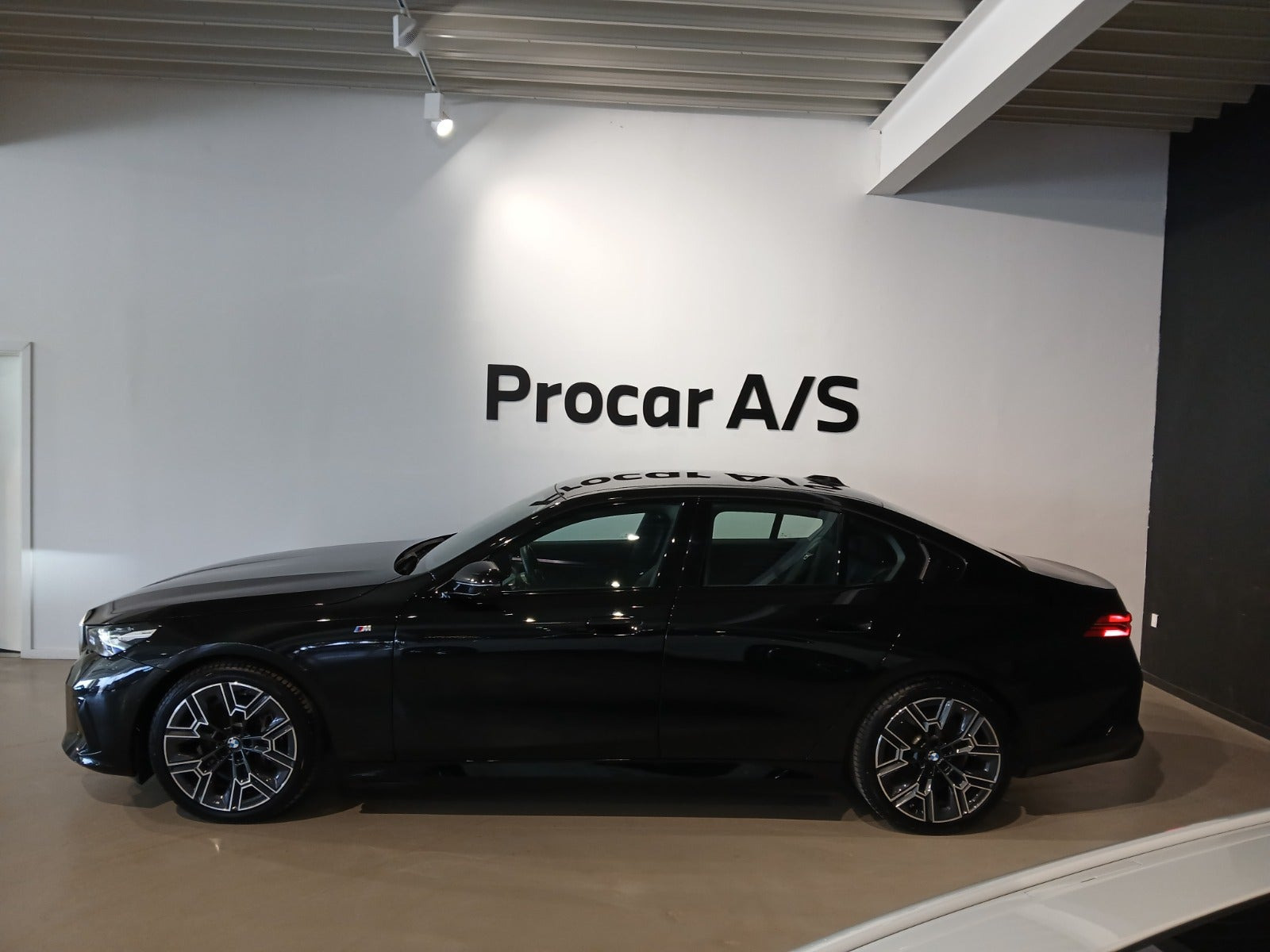 Sort BMW i5 fra 2025