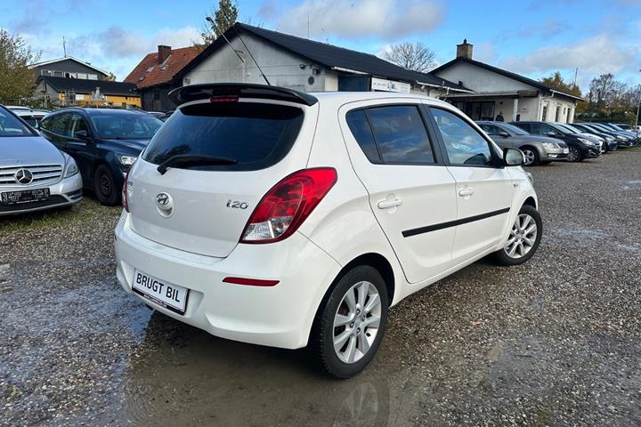 Hvid Hyundai i20 fra 2013