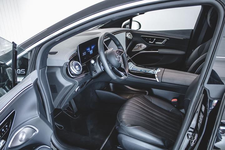 Sort Mercedes EQS450+ fra 2022