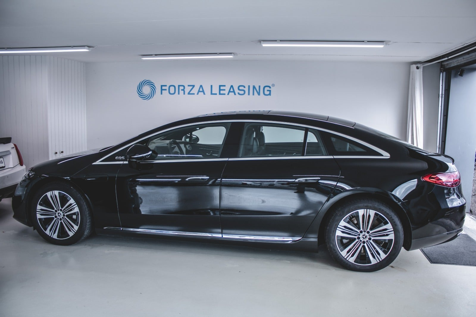 Sort Mercedes EQS450+ fra 2022