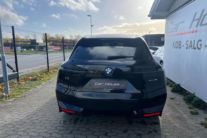 Sort BMW iX fra 2023