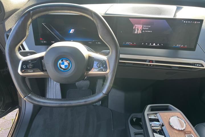 Sort BMW iX fra 2023