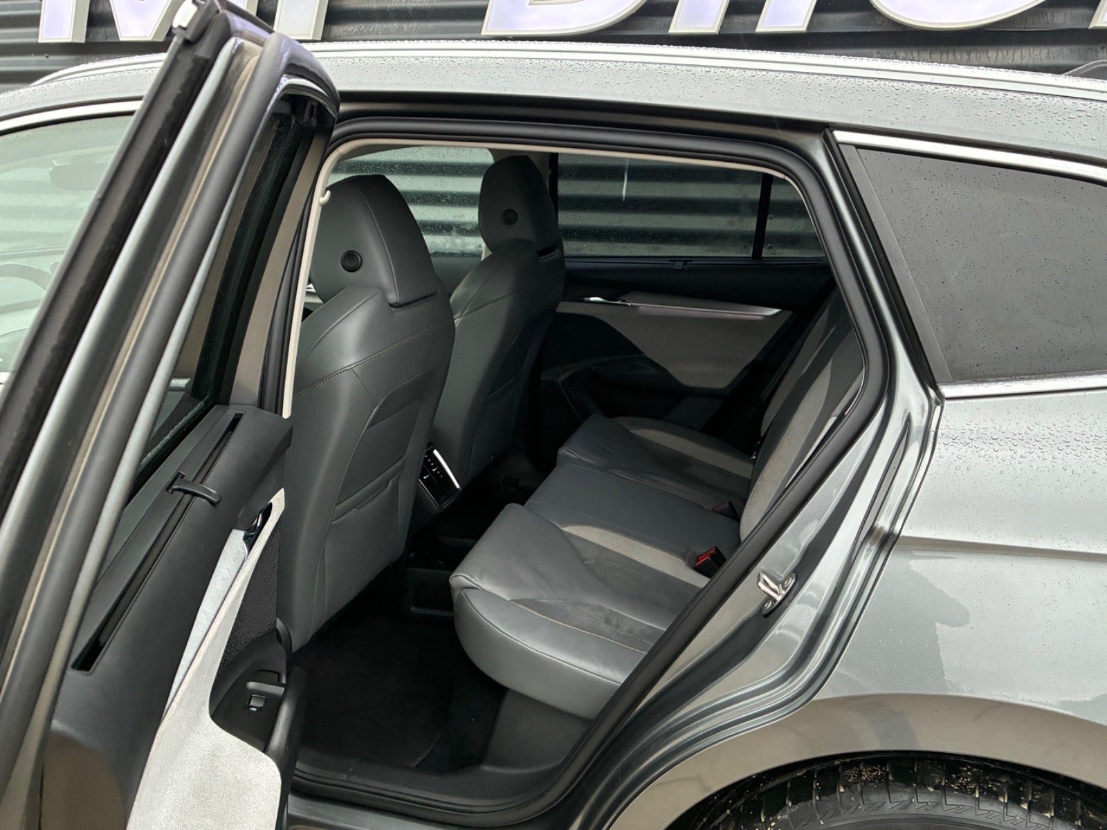 Grå Skoda Enyaq fra 2023