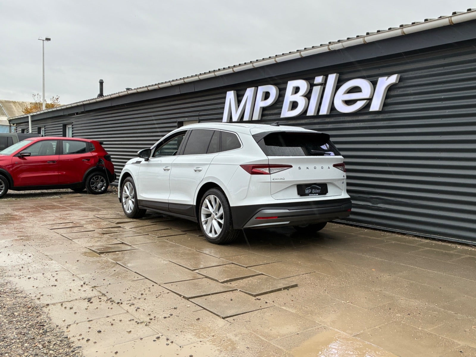 Hvid Skoda Enyaq fra 2023