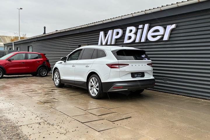 Hvid Skoda Enyaq fra 2023