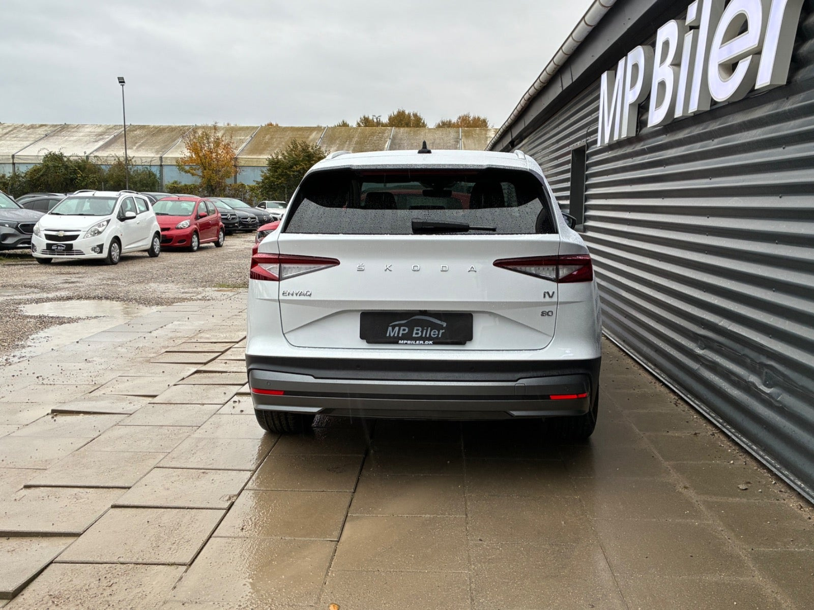 Hvid Skoda Enyaq fra 2023