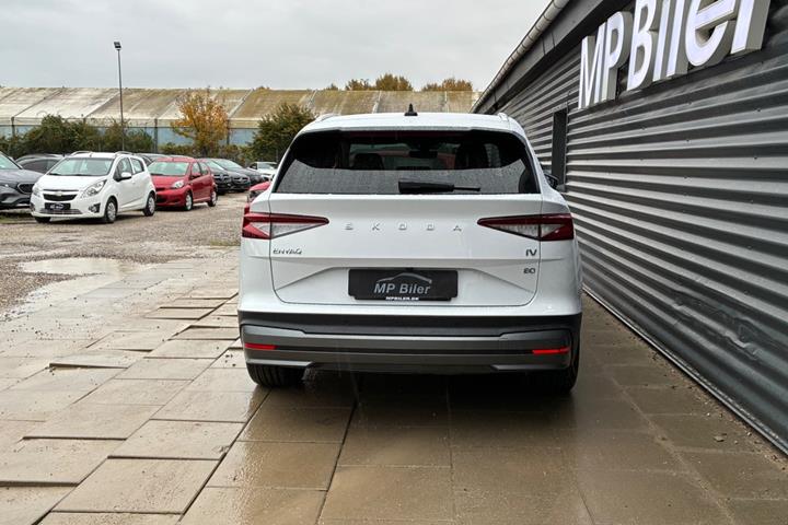 Hvid Skoda Enyaq fra 2023