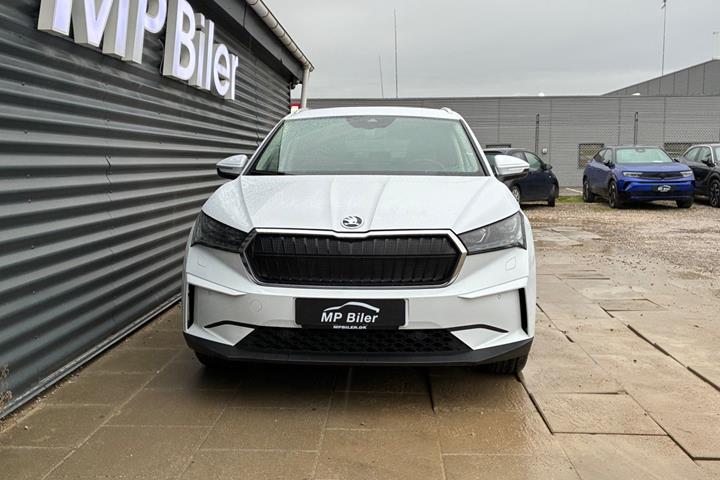 Hvid Skoda Enyaq fra 2023