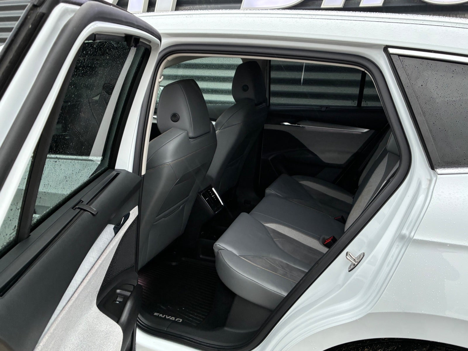 Hvid Skoda Enyaq fra 2023